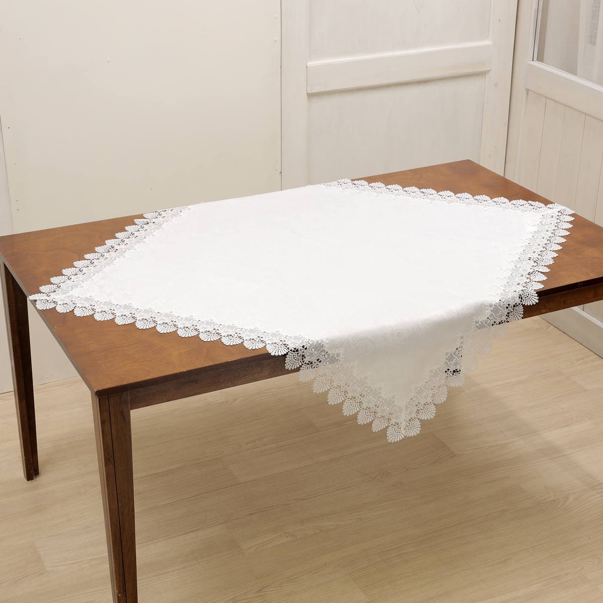 ギュピールレース(撥水加工)のテーブルクロス