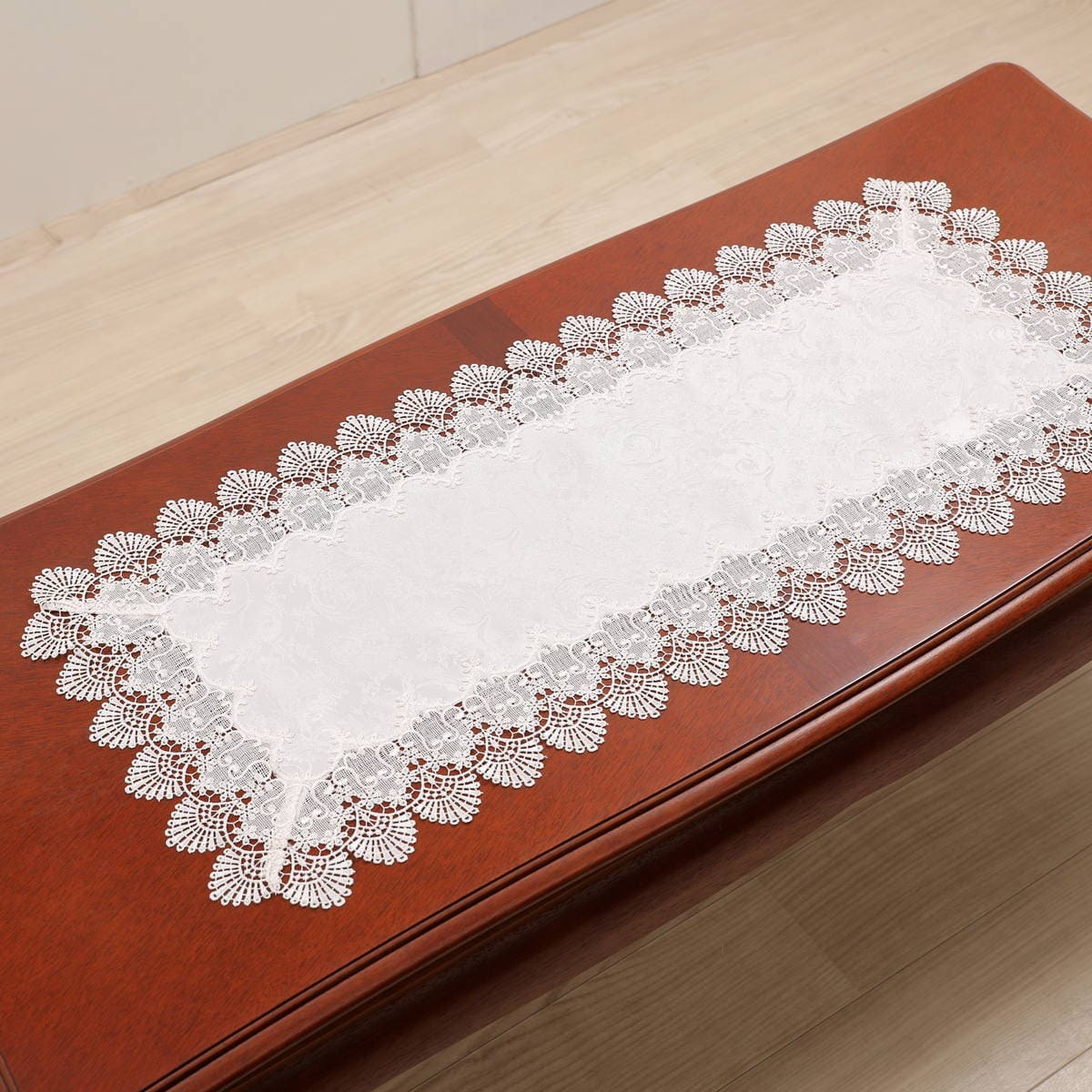 ギュピールレース(撥水加工)のテーブルセンター