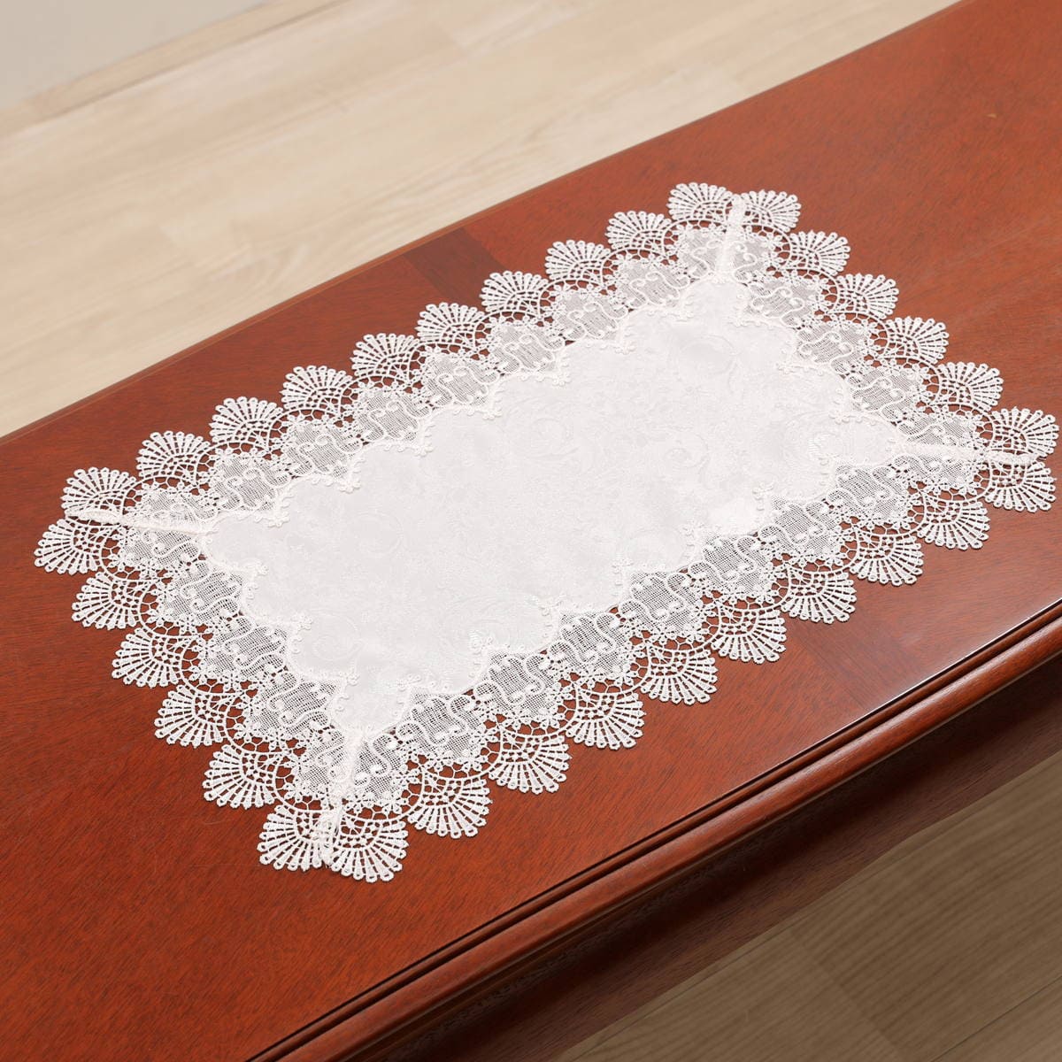 ギュピールレース（撥水加工）のテーブルセンター