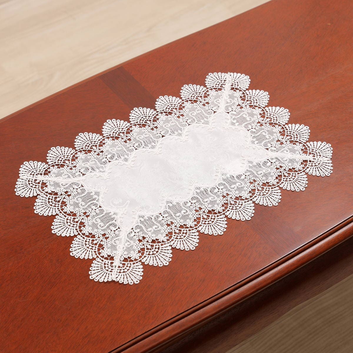 ギュピールレース(撥水加工)のテーブルセンター