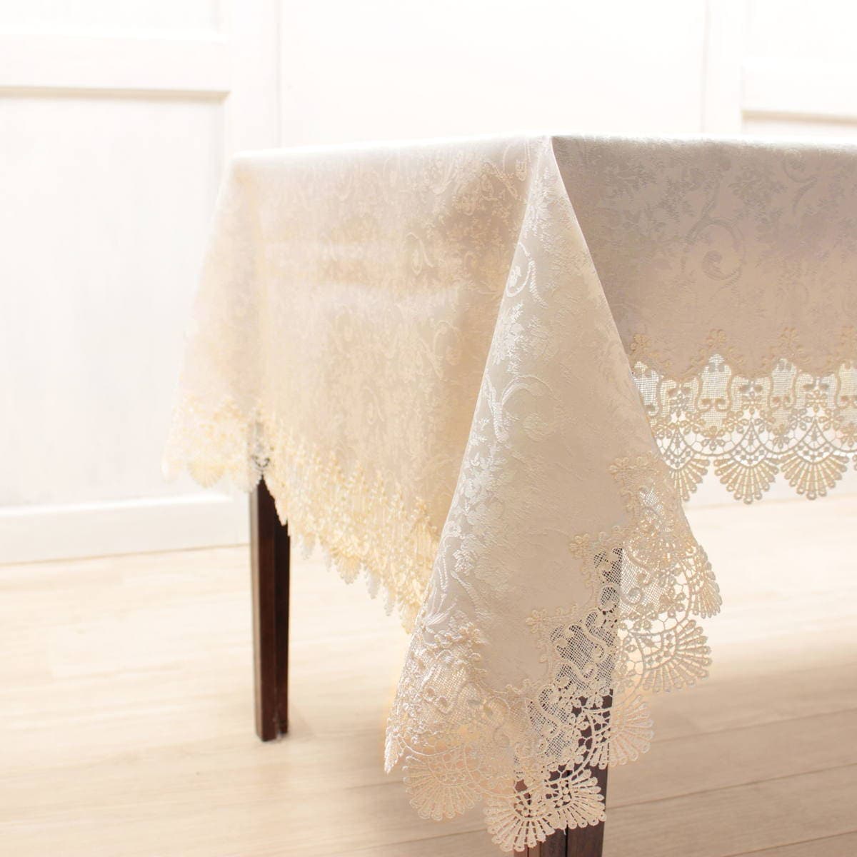 ギュピールレース（撥水加工）のテーブルクロス
