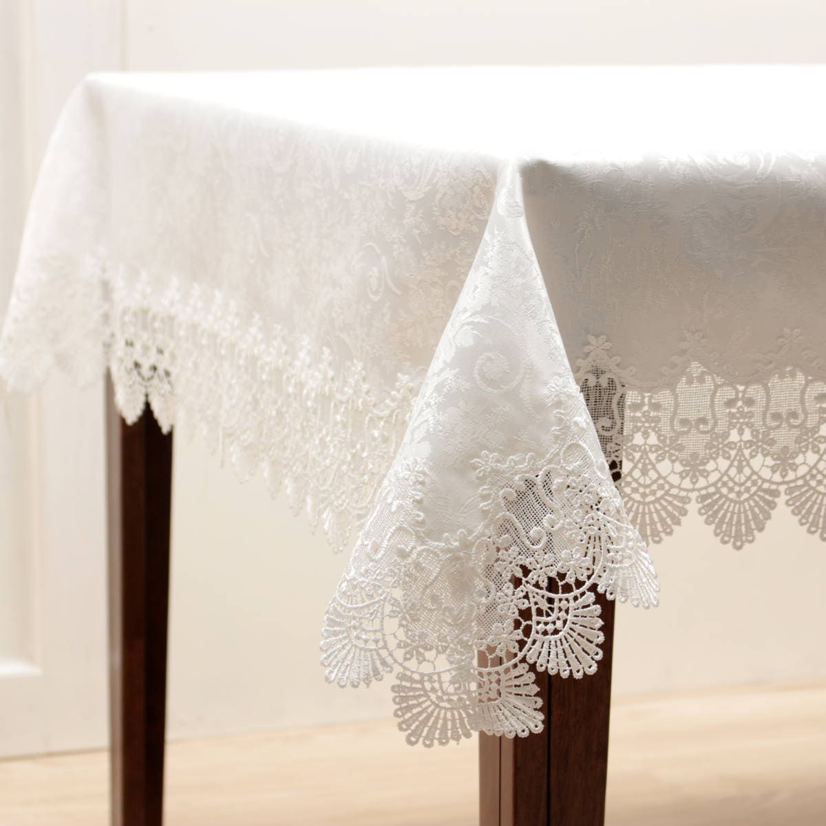 ギュピールレース（撥水加工）のテーブルクロス