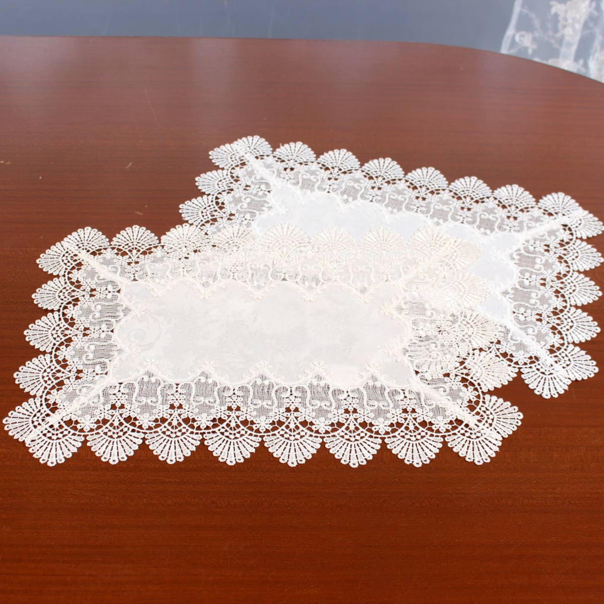 ギュピールレース(撥水加工)のテーブルセンター