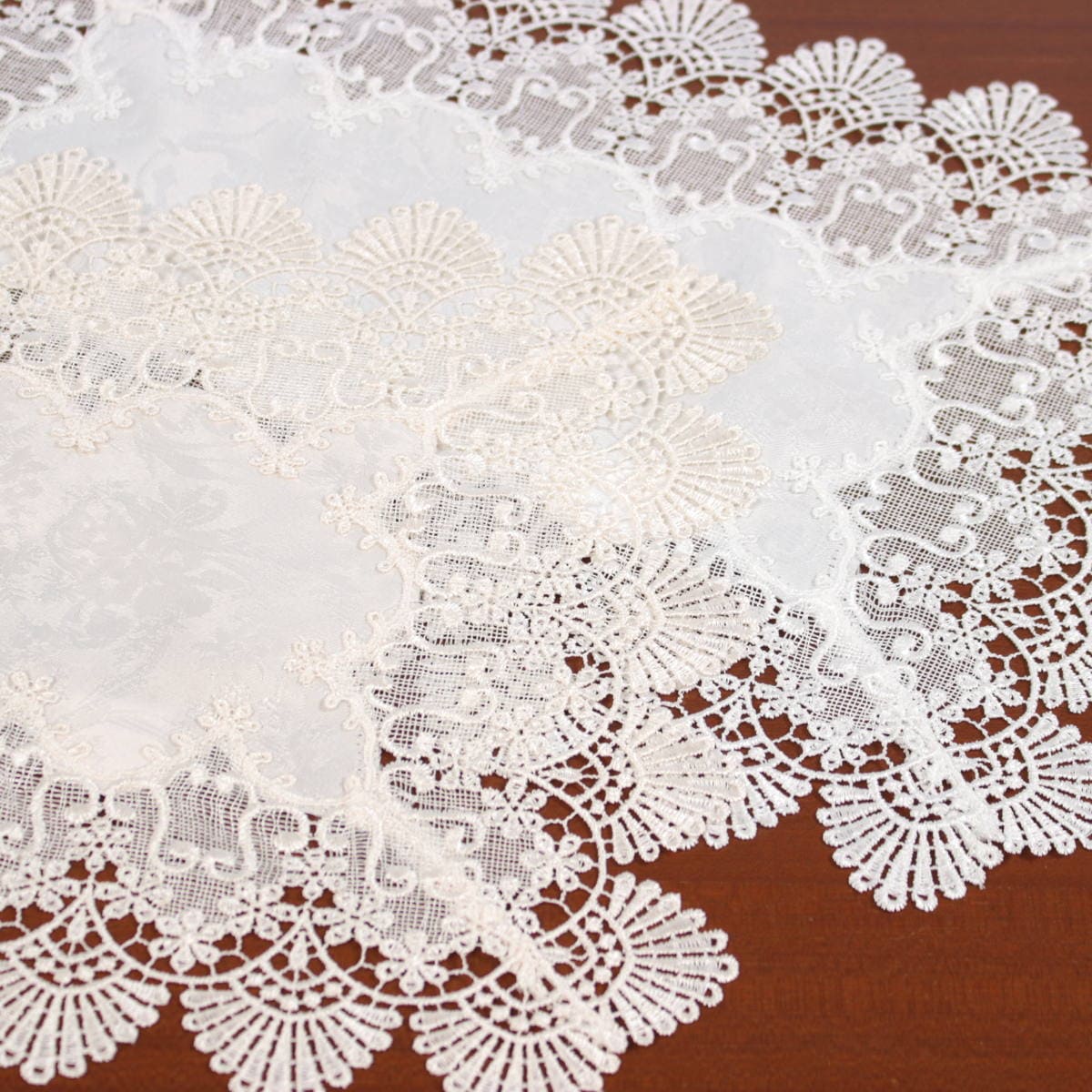 ギュピールレース(撥水加工)のテーブルセンター