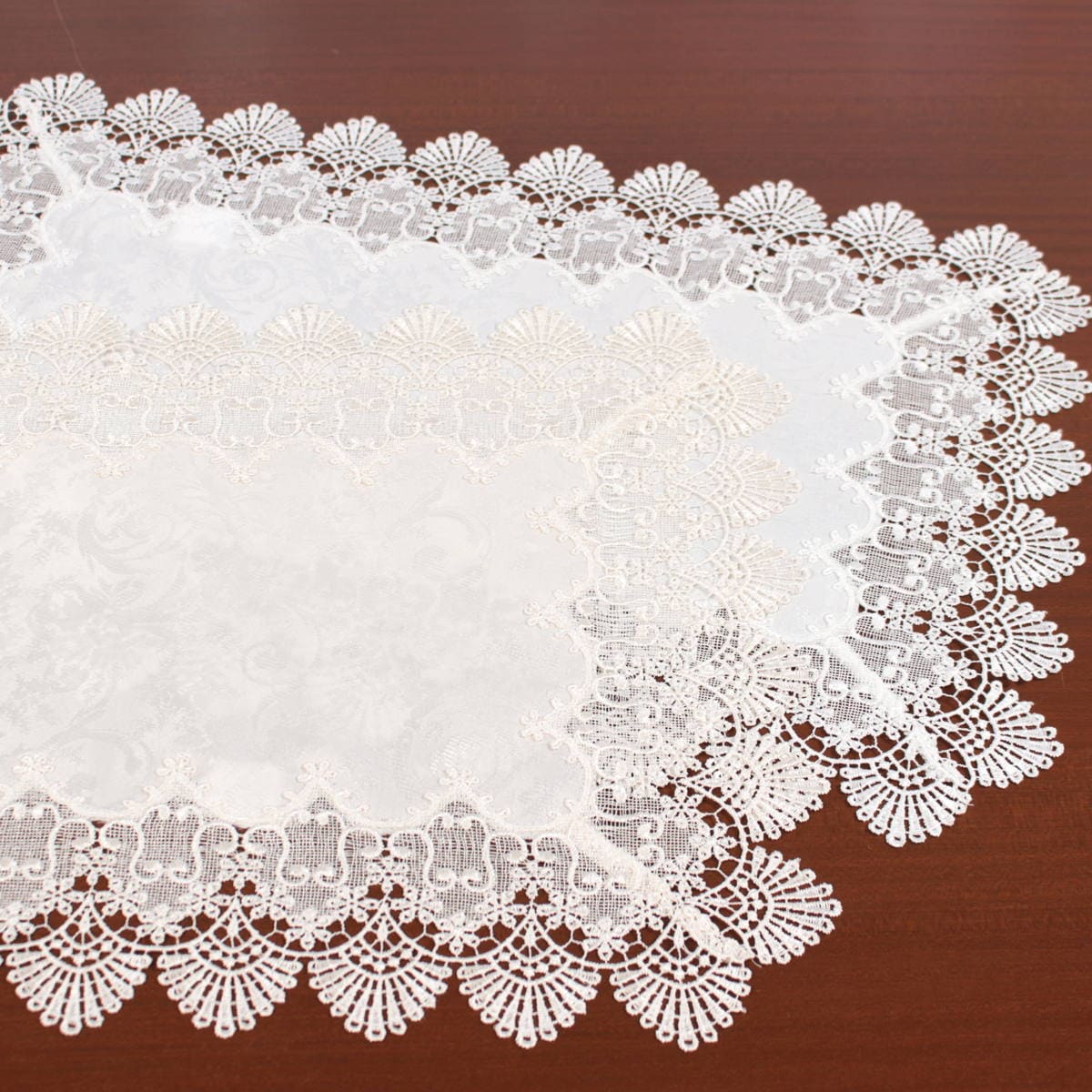 ギュピールレース（撥水加工）のテーブルセンター