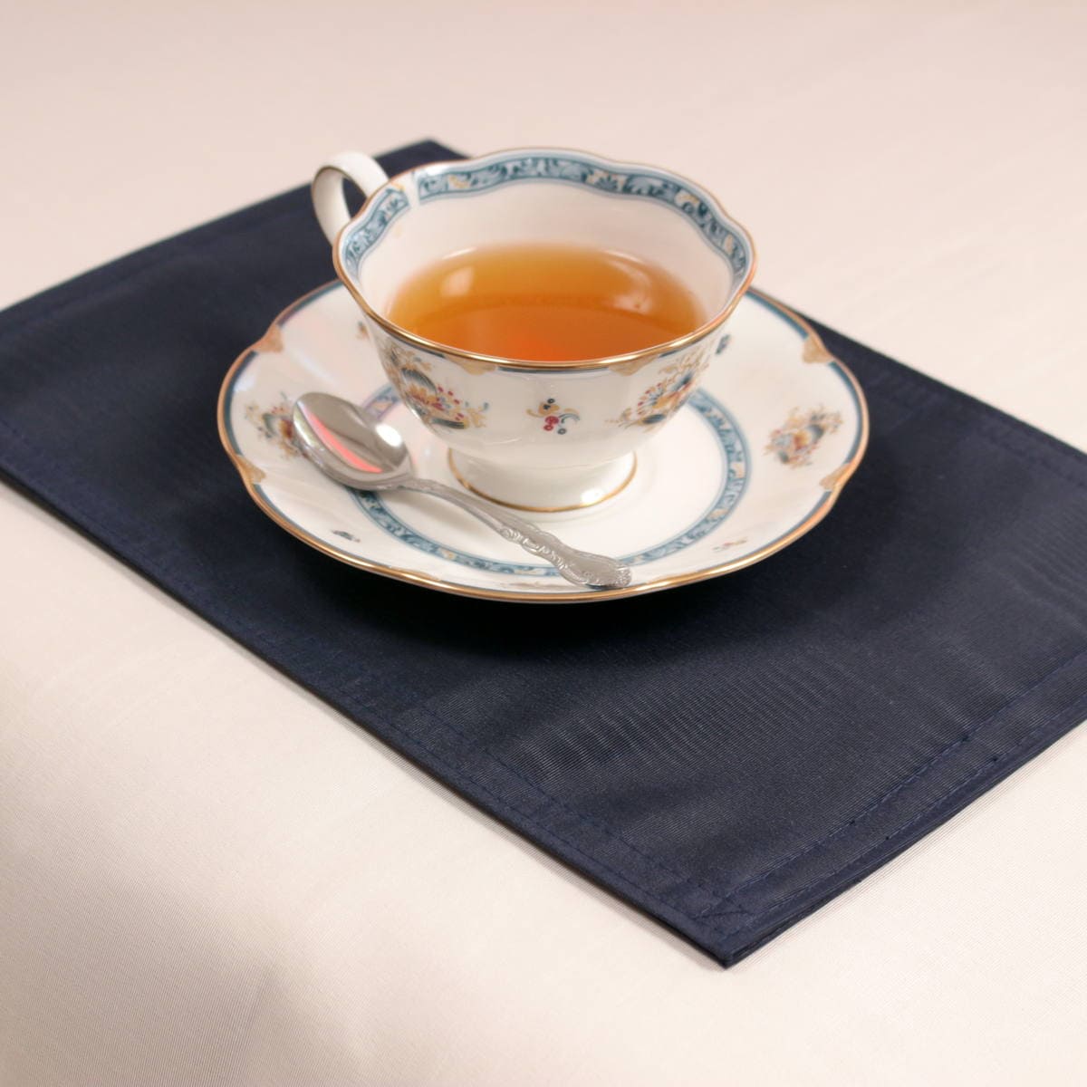 モアレのゆらぎティーマットのダークブルー アミブルージュ,ヨーロッパ,ランチョン,テーブル