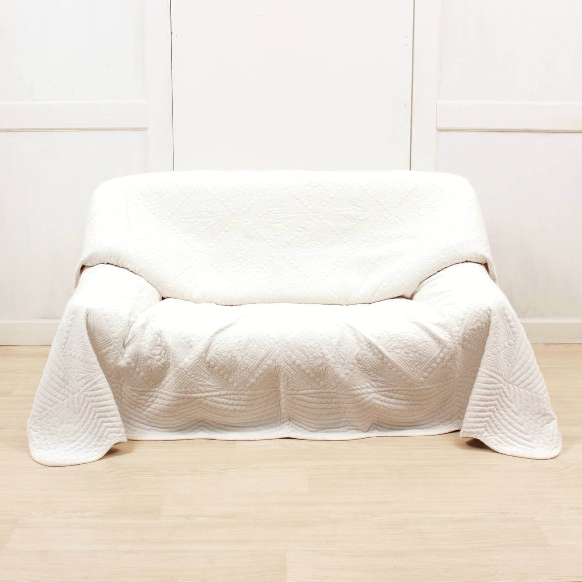 真っ白でとても柔らかい肌触りキルトマルチカバー　ソファーカバーホワイトキルト　200×200