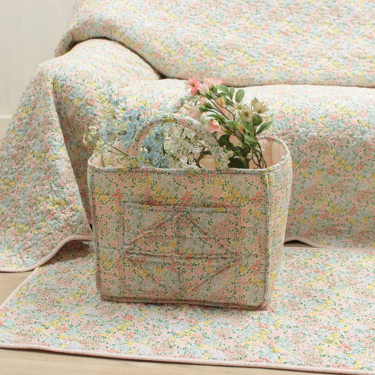 明るく華やかな小花柄の綿生地ソフトバスケット