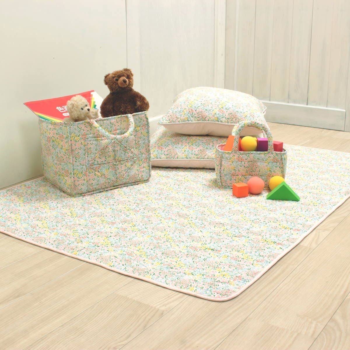 明るく華やかな小花柄の綿生地シリーズ