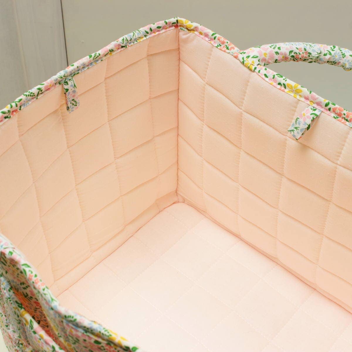 明るく華やかな小花柄の綿生地ソフトバスケット