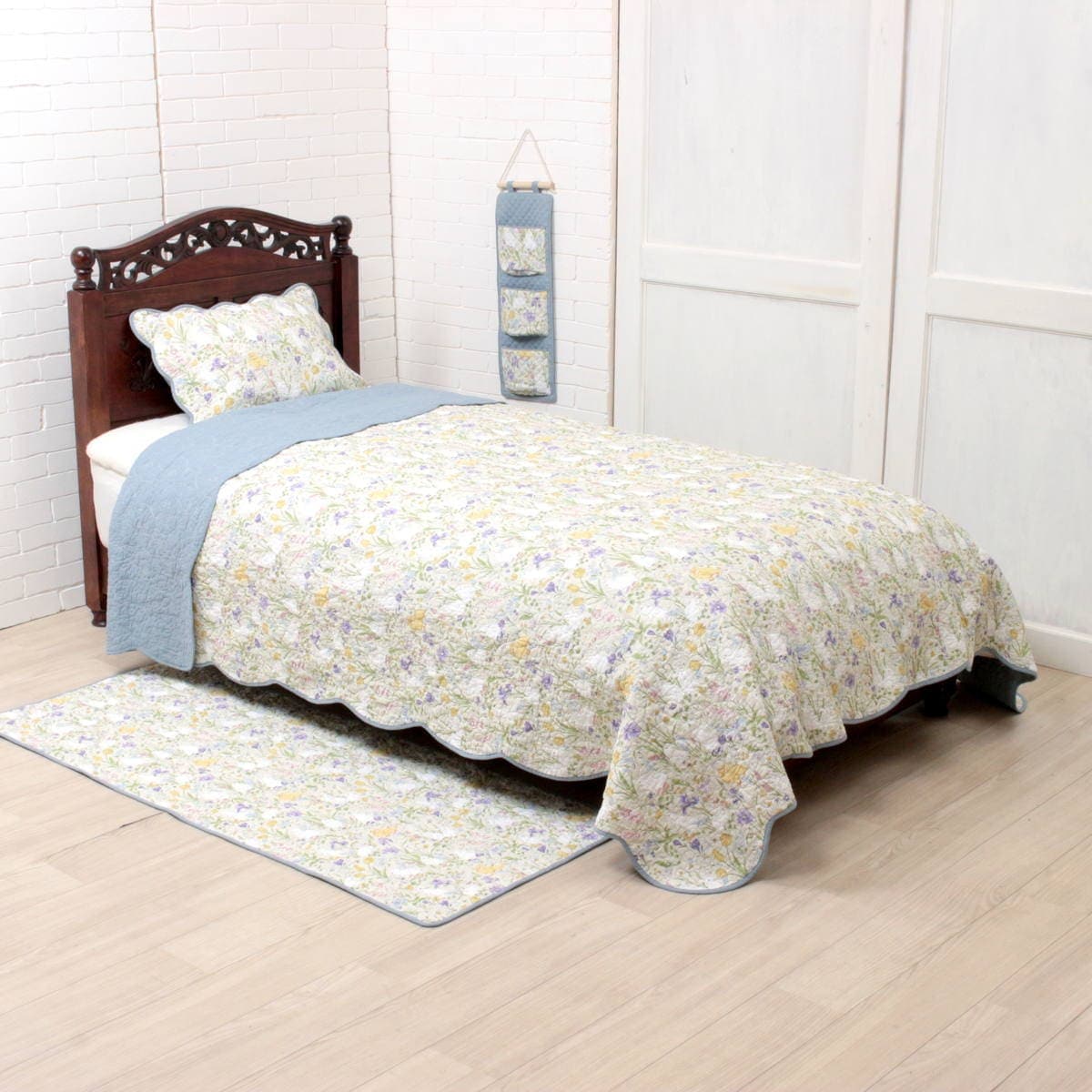 マルチカバー（約195×245cm）をシングルベッドに掛けた一例です。