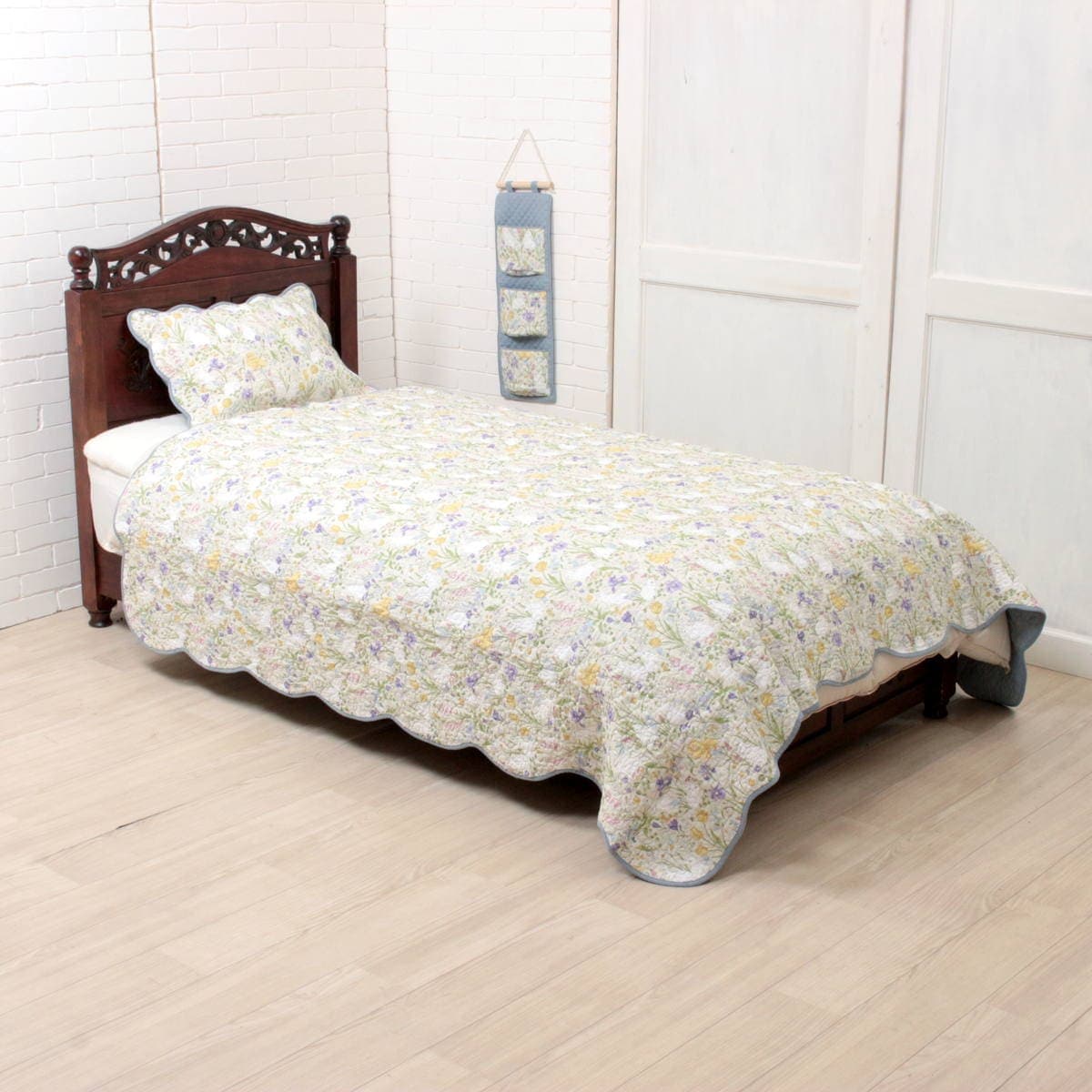 マルチカバー（約195×195cm）をシングルベッドに掛けた一例です。