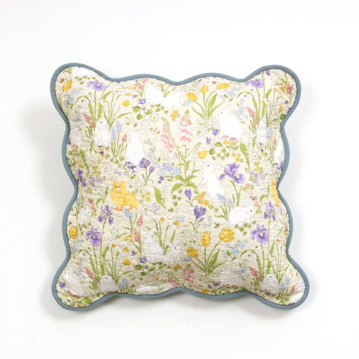 うさぎ柄コットンキルトクッションカバーの表面 アミブルージュ,Lapin Quiltine,ラパンキルティーヌ,キルト,キルティング,インテリア