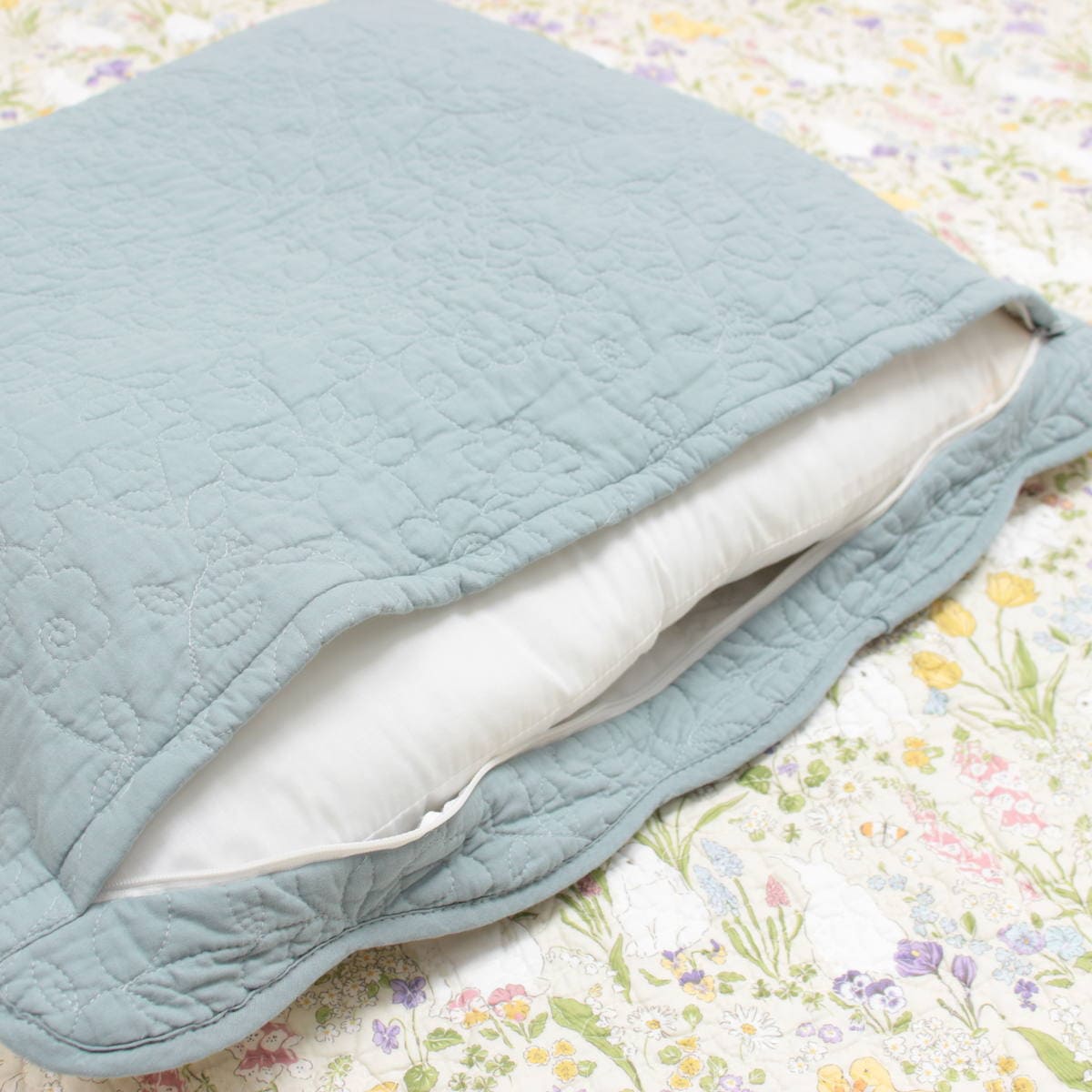 うさぎ柄コットンキルトの座布団カバー、ファスナー部分 アミブルージュ,Lapin Quiltine,ラパンキルティーヌ,キルト,座布団カバー,55×59