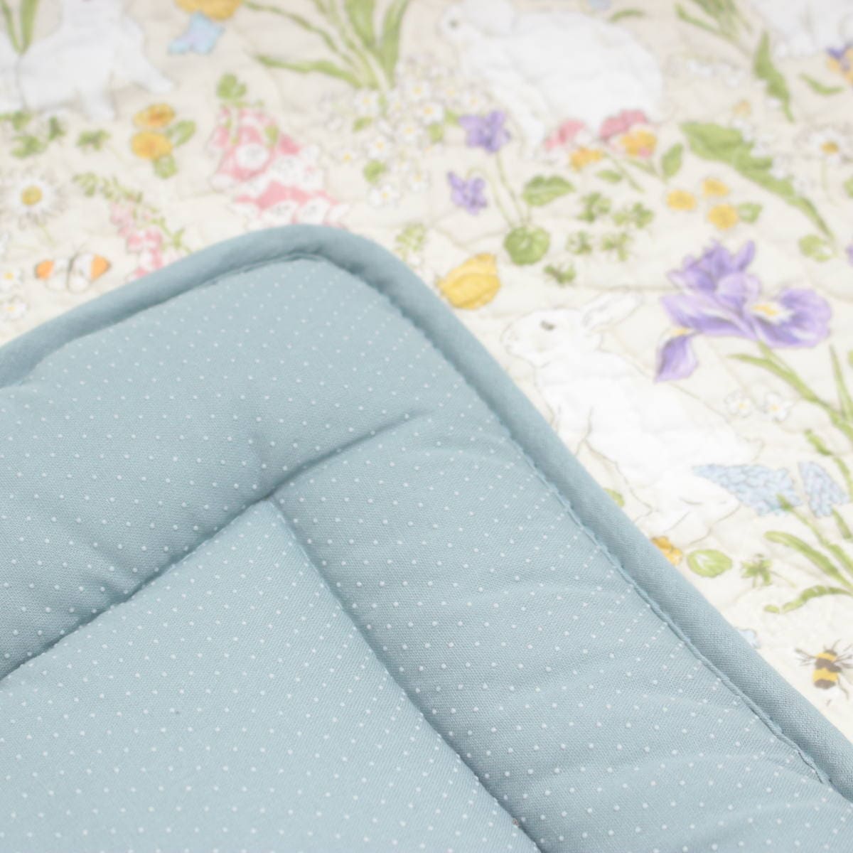 うさぎ柄コットンキルトのシートクッションはすべりにくい裏地付 アミブルージュ,Lapin Quiltine,ラパンキルティーヌ,シートクッション,すべりにくい