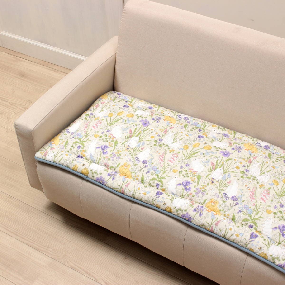 うさぎ柄プリントキルトのシートクッション アミブルージュ,Lapin Quiltine,ラパンキルティーヌ,キルト,シートクッション