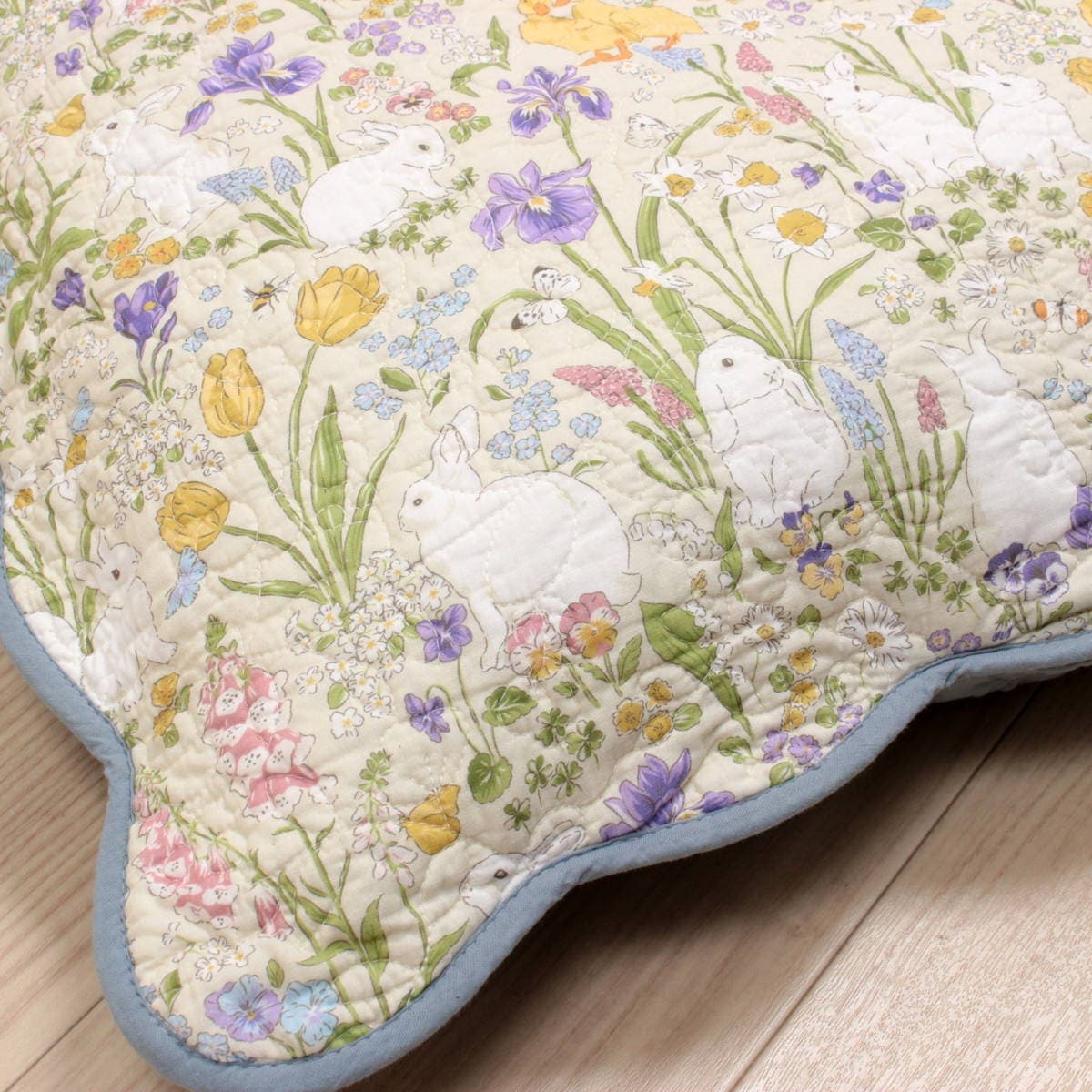 うさぎ柄コットンキルト座布団カバーの表面 アミブルージュ,Lapin Quiltine,ラパンキルティーヌ,キルト,キルティング,インテリア