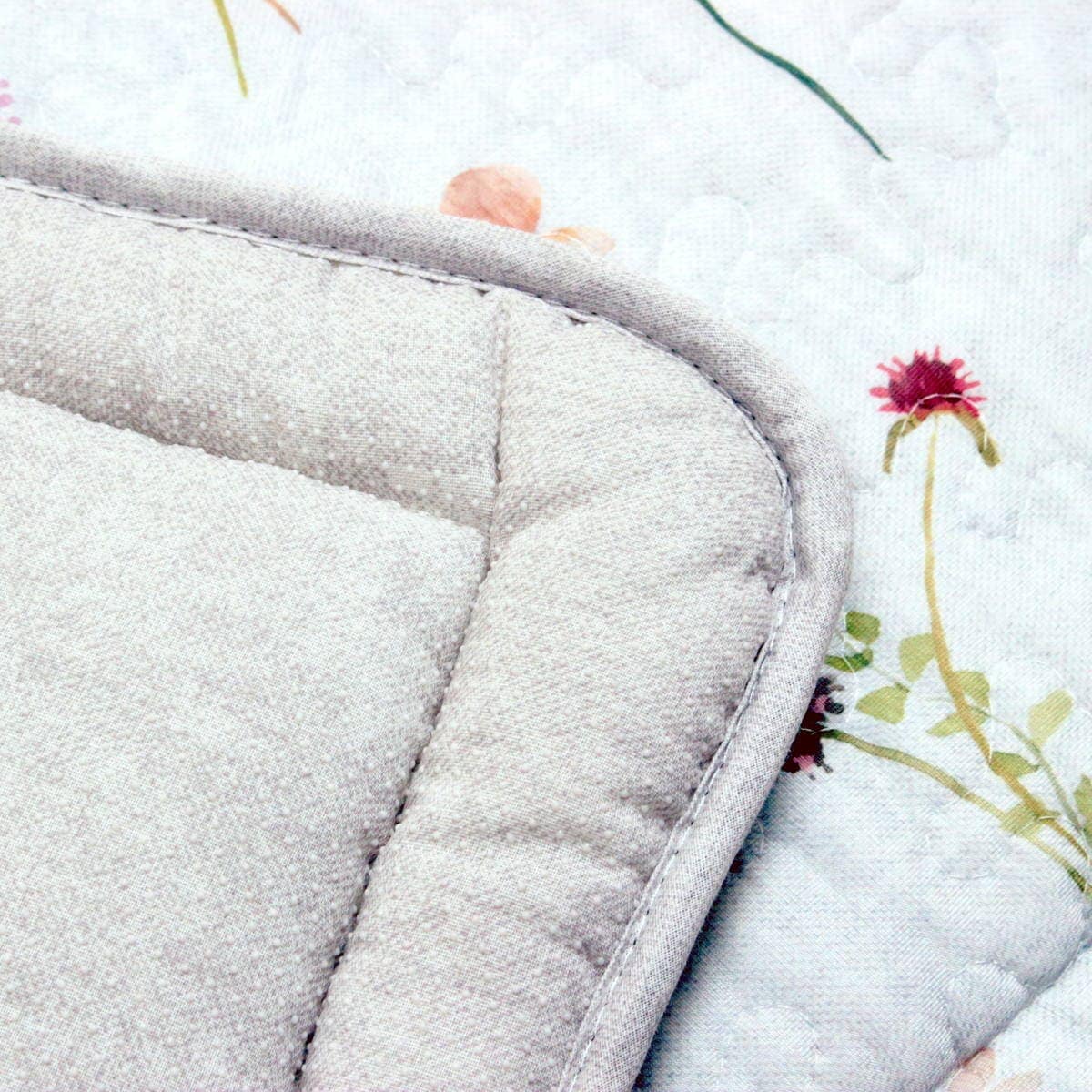 接触冷感素材のシートクッションはすべりにくい裏地付き ami-brugge,接触冷感,キルティング,植物柄,シートクッション