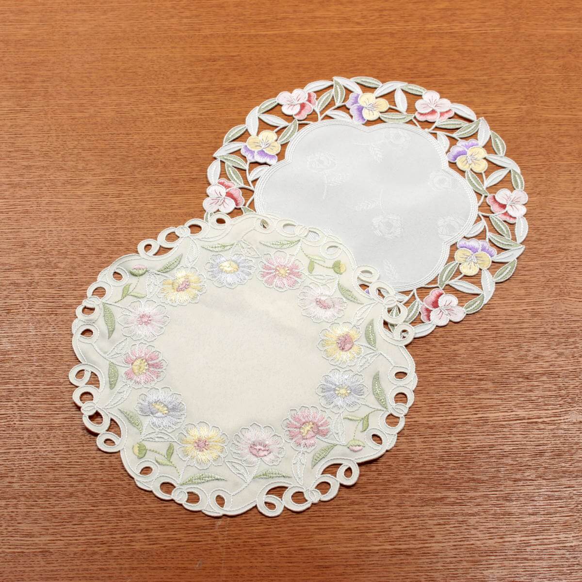 花のコード刺繍 ドイリー 約25cm｜インテリアレース・テーブルクロス 
