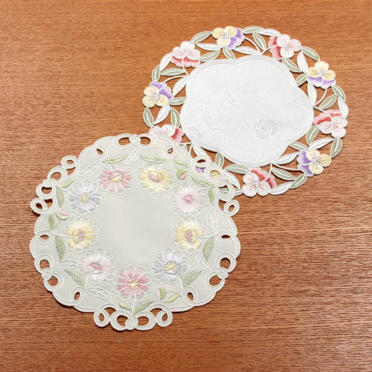 花のコード刺繍 ドイリー 約20cm｜インテリアレース・テーブルクロス 