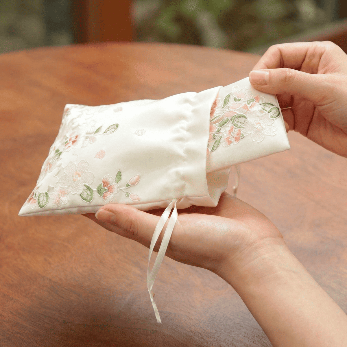 巾着 コード刺繍 約16×20cm [桜綺]｜インテリアレース・テーブルクロス