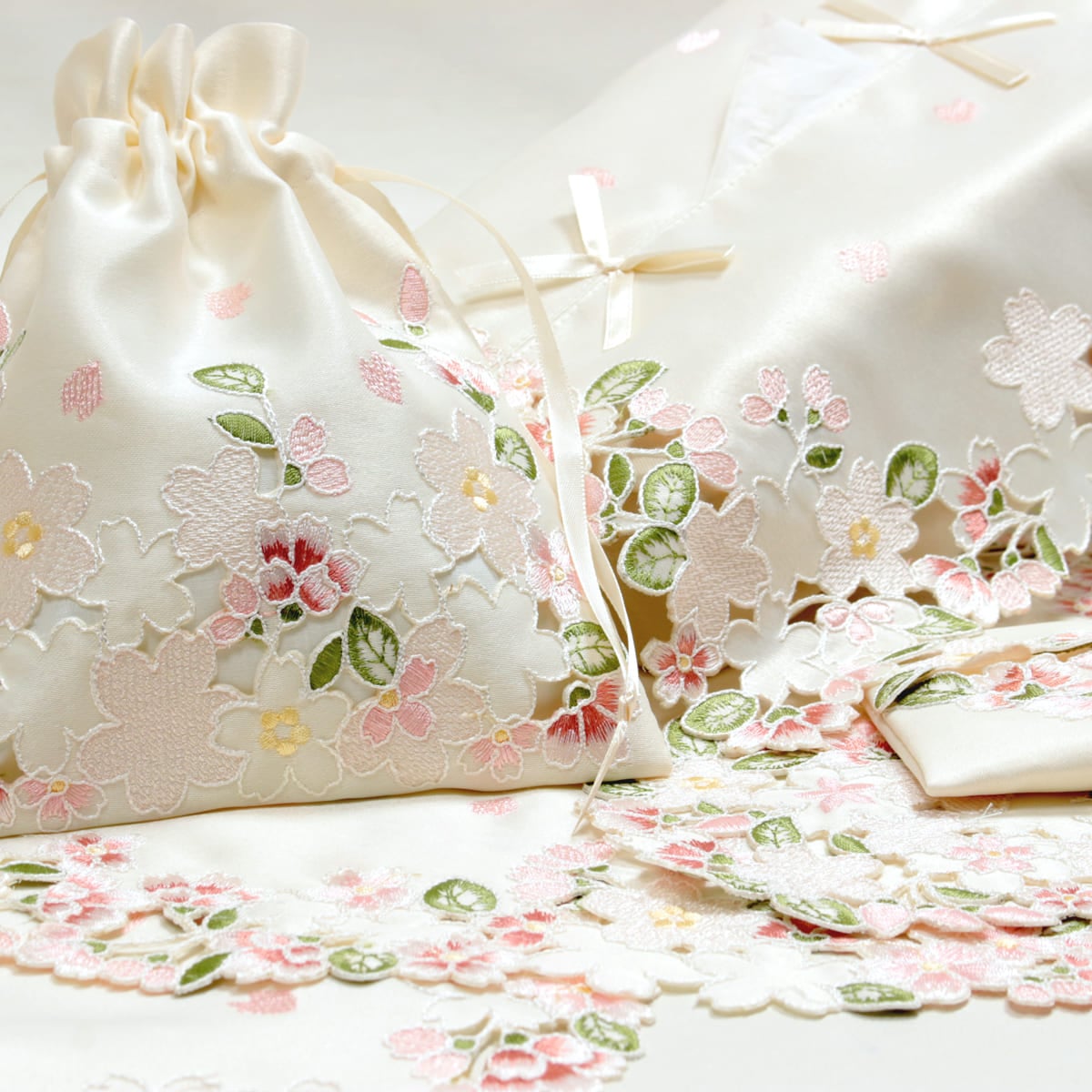 巾着 コード刺繍 約16×20cm [桜綺]｜インテリアレース・テーブルクロス