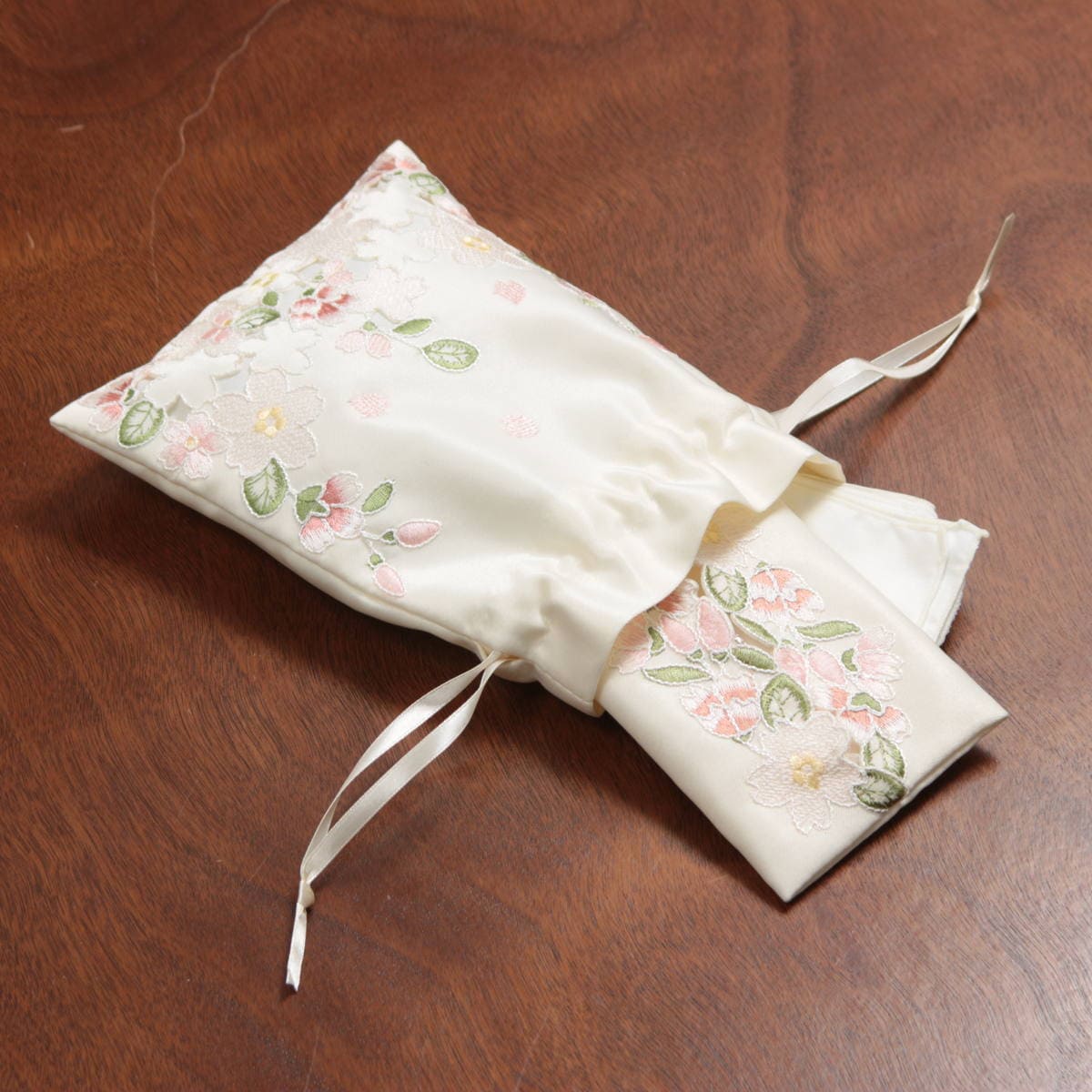 巾着 コード刺繍 約16×20cm [桜綺]｜インテリアレース・テーブルクロス