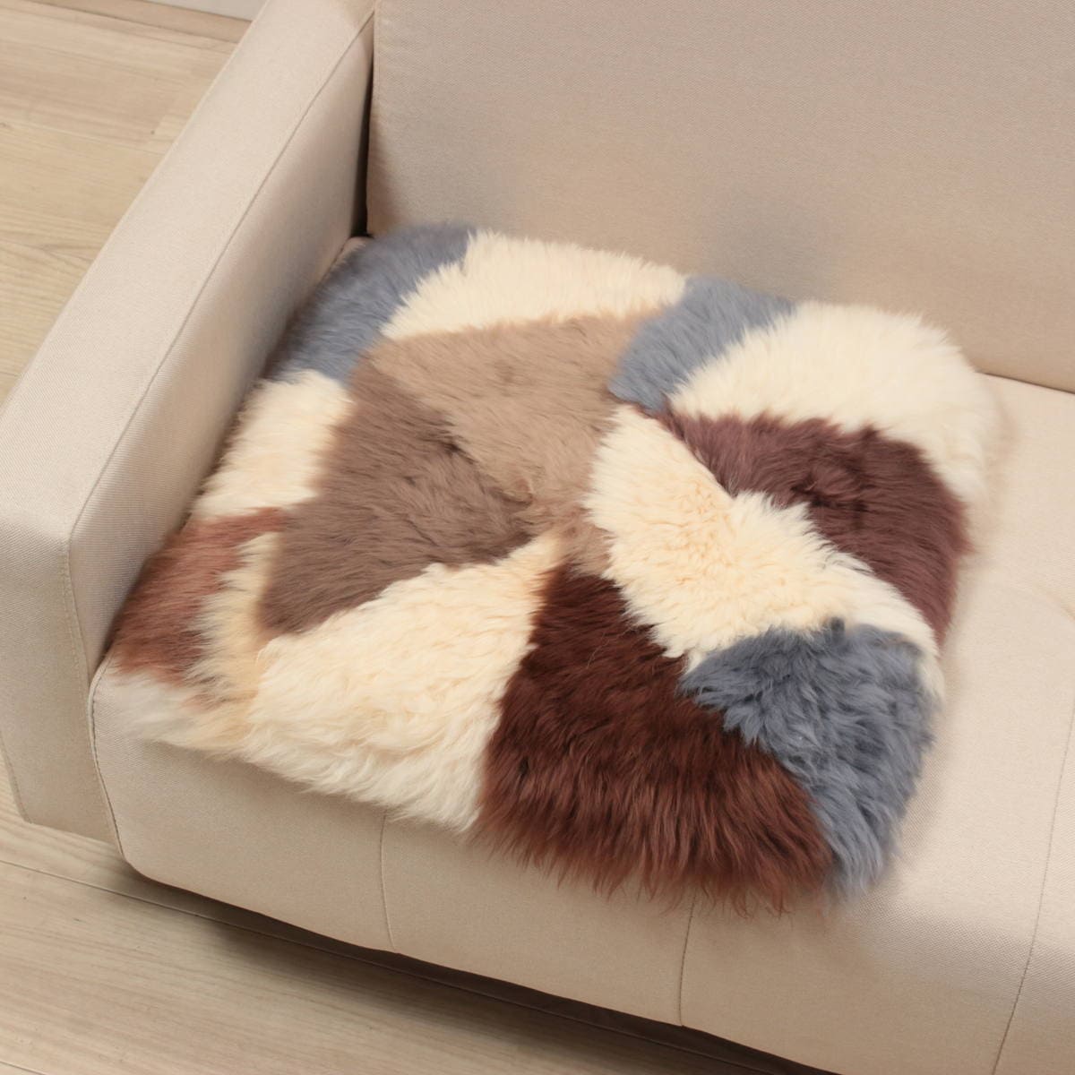 新品 リアルムートン クッション 2枚セット 毛足長厚 アイボリー 羊毛皮自然色 楽天市場】ムートン クッション 50×50 巻き毛 短毛 ピロークッション