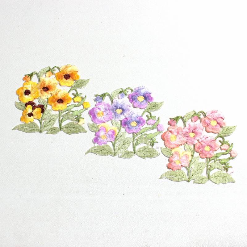 光沢豊かな刺繍で描くビオラのコースター