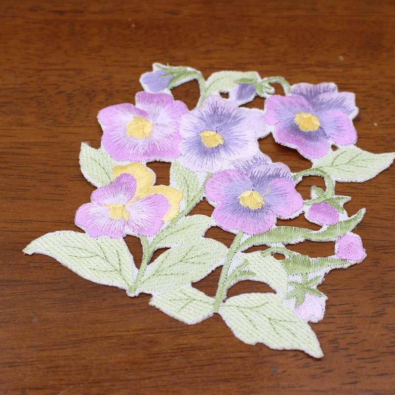 光沢豊かな刺繍で描くビオラのコースター