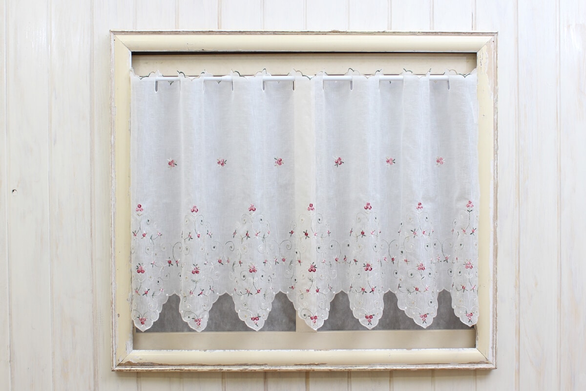 qwj19-0046_6413.jpg バラ刺繍カフェカーテンの60cm丈です。
