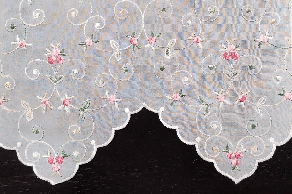 人気のバラ刺繍カフェカーテンのアップ画像です。