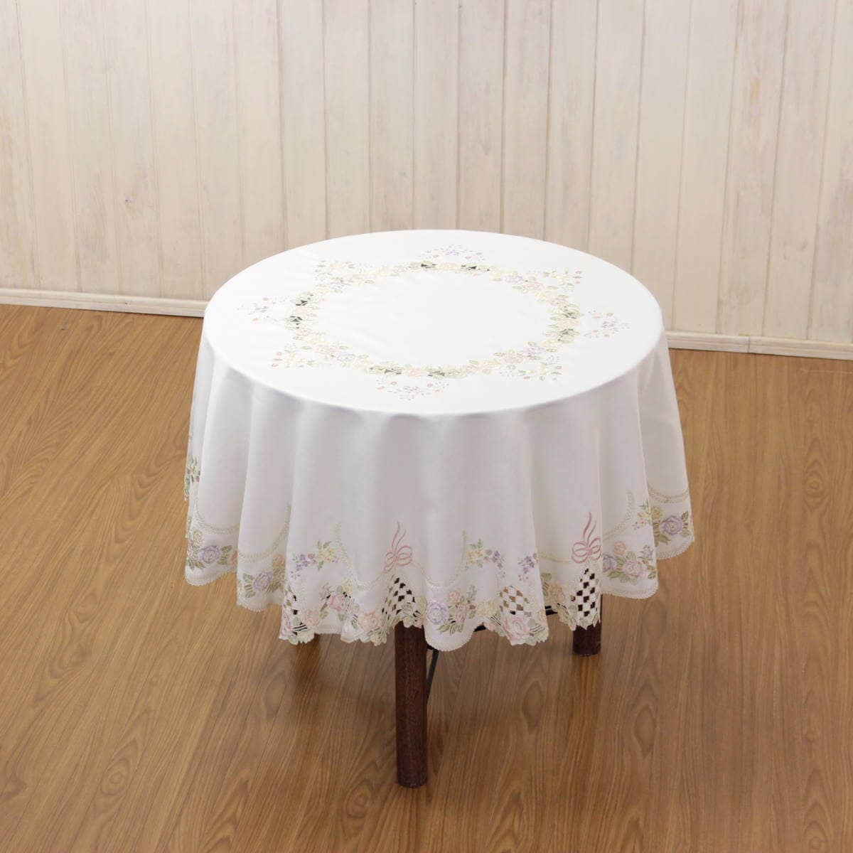 リボン&ローズシリーズのテーブルクロス直径150cmを直径75cmのテーブルに掛けた一例です。