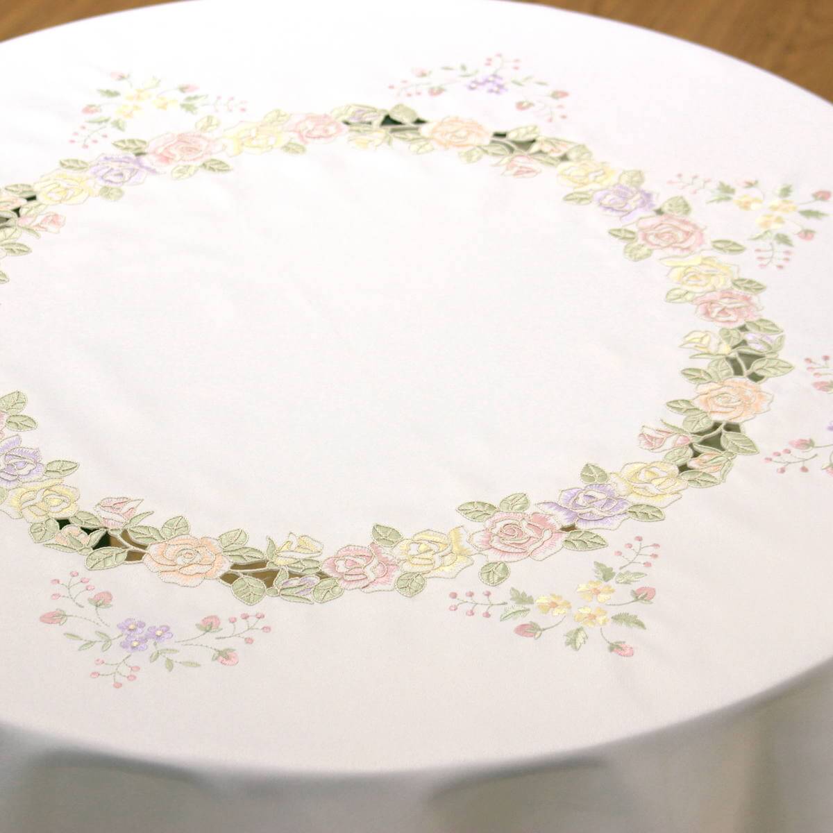 リボン&ローズシリーズテーブルクロスは中心部分も淡く優しい色合いのコード刺繍が取り囲んでいます。