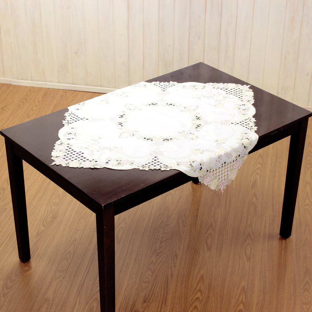 リボン&ローズシリーズのテーブルクロス約85×85cmを75×120cmのテーブルに斜め掛けした一例です。