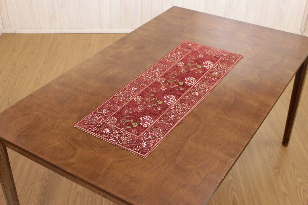 シェニール織のテーブルセンター（約33×90cm）のレッドです。