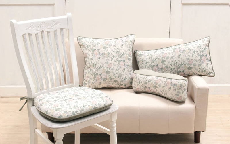 フラワープリント生地のクッション類