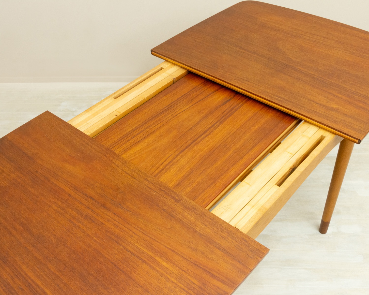 fin juhl�����˥󥰥ơ��֥����