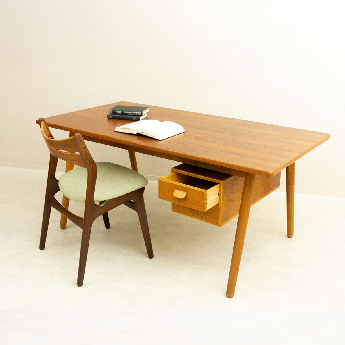 �����륿�� desk