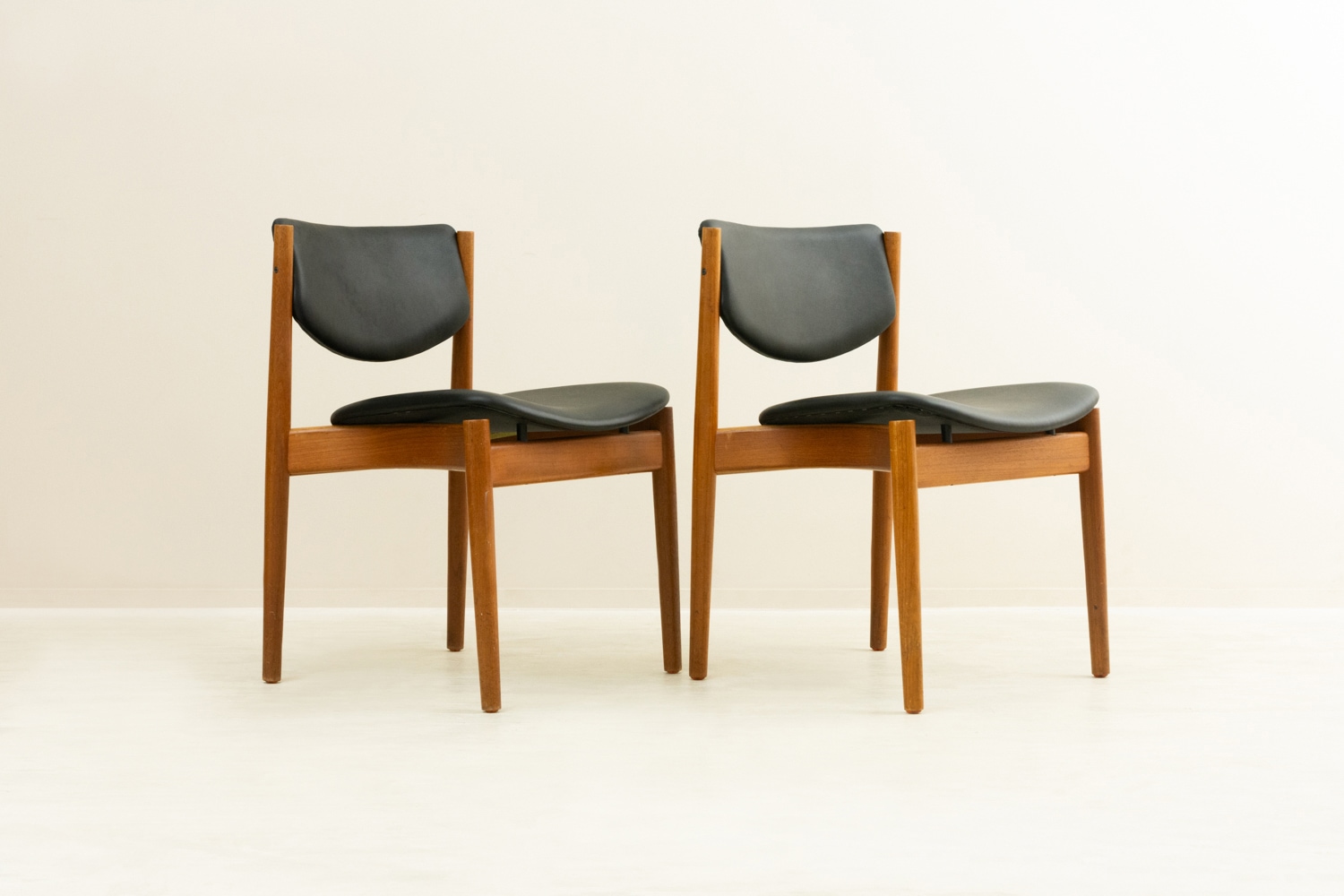 Model 197 �����˥󥰥����� by Finn Juhl
