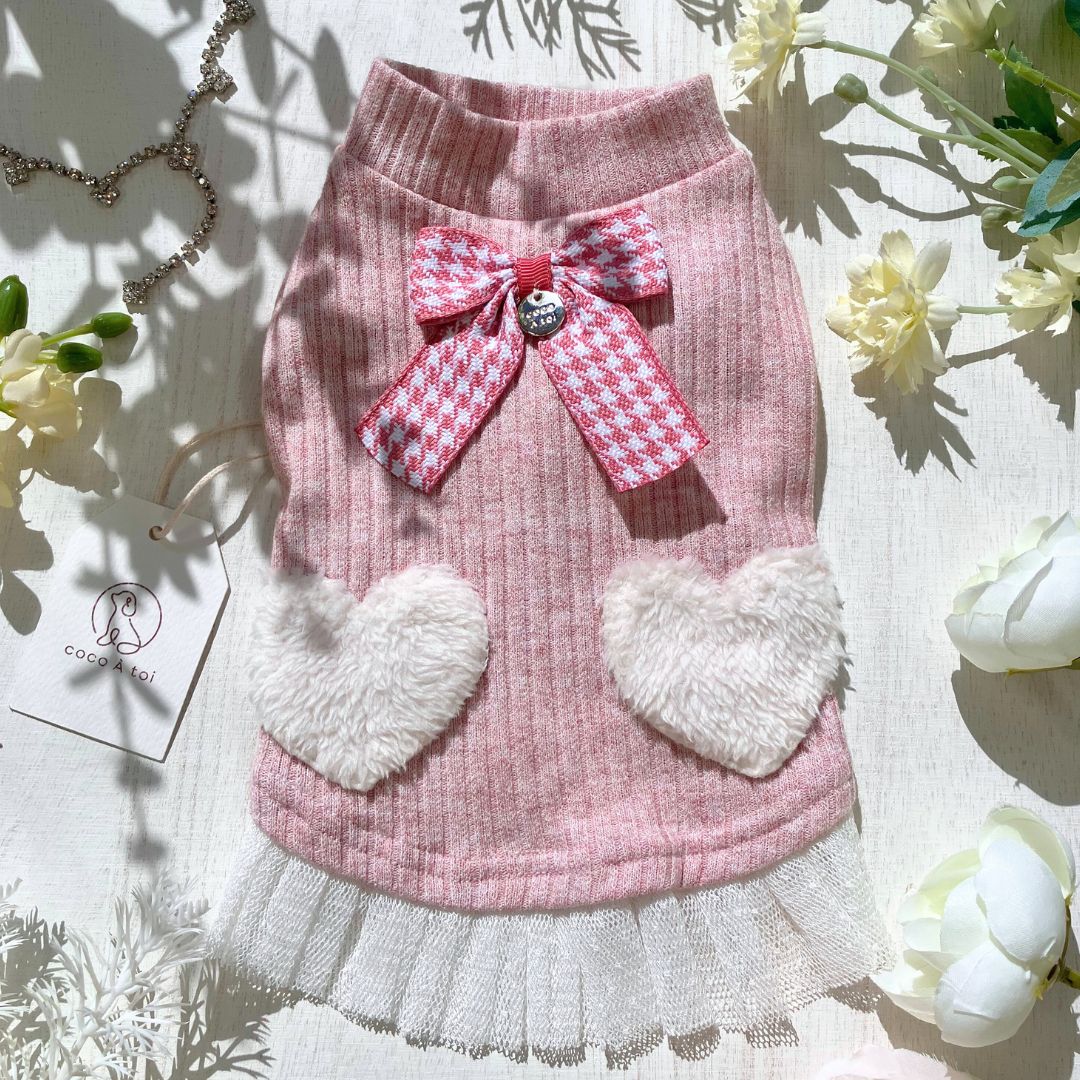 バレンタイン ドッグウェア｜ふわふわハートプルオーバーの素材感（ボア＆リボン）