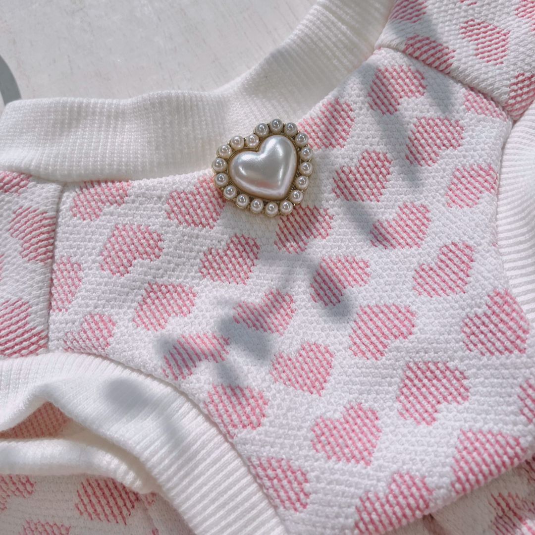 バレンタイン ドッグウェア｜ハート総柄×パールビジューのディテール