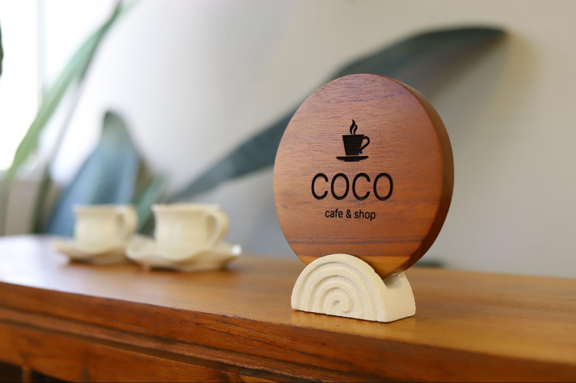 カフェや喫茶店のおしゃれな木製看板