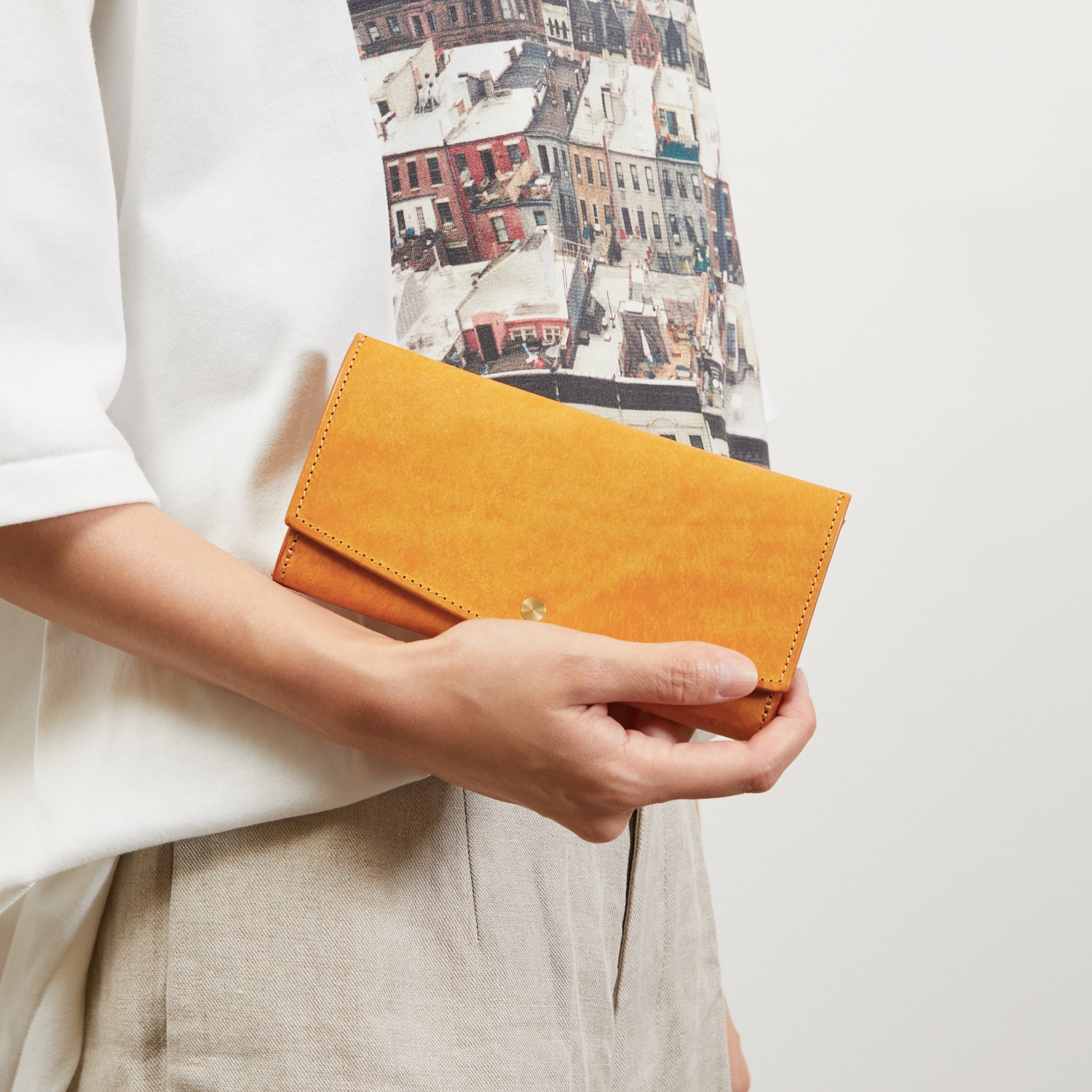 手に持ったモデルカット