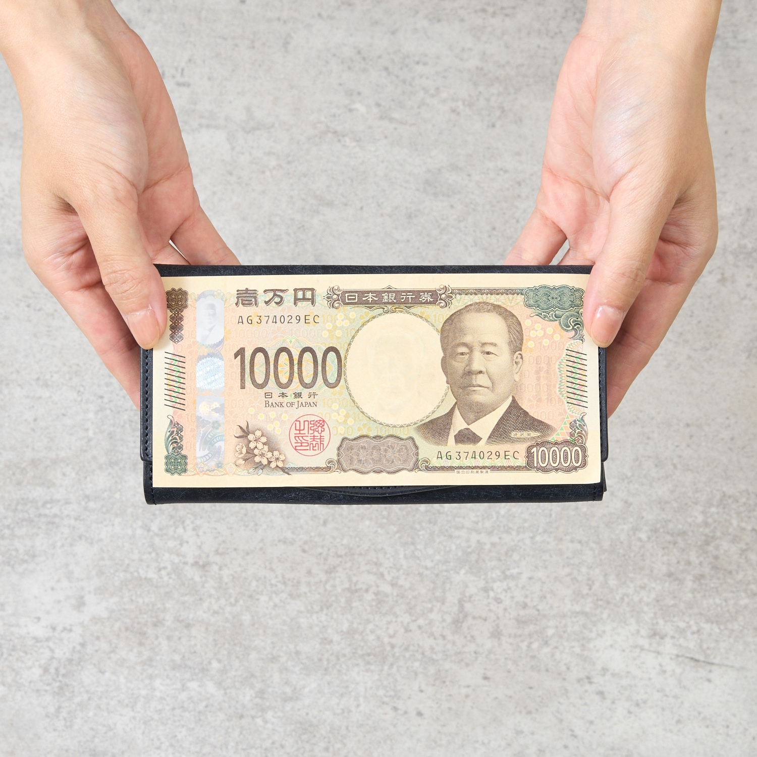 手に持った小さい長財布