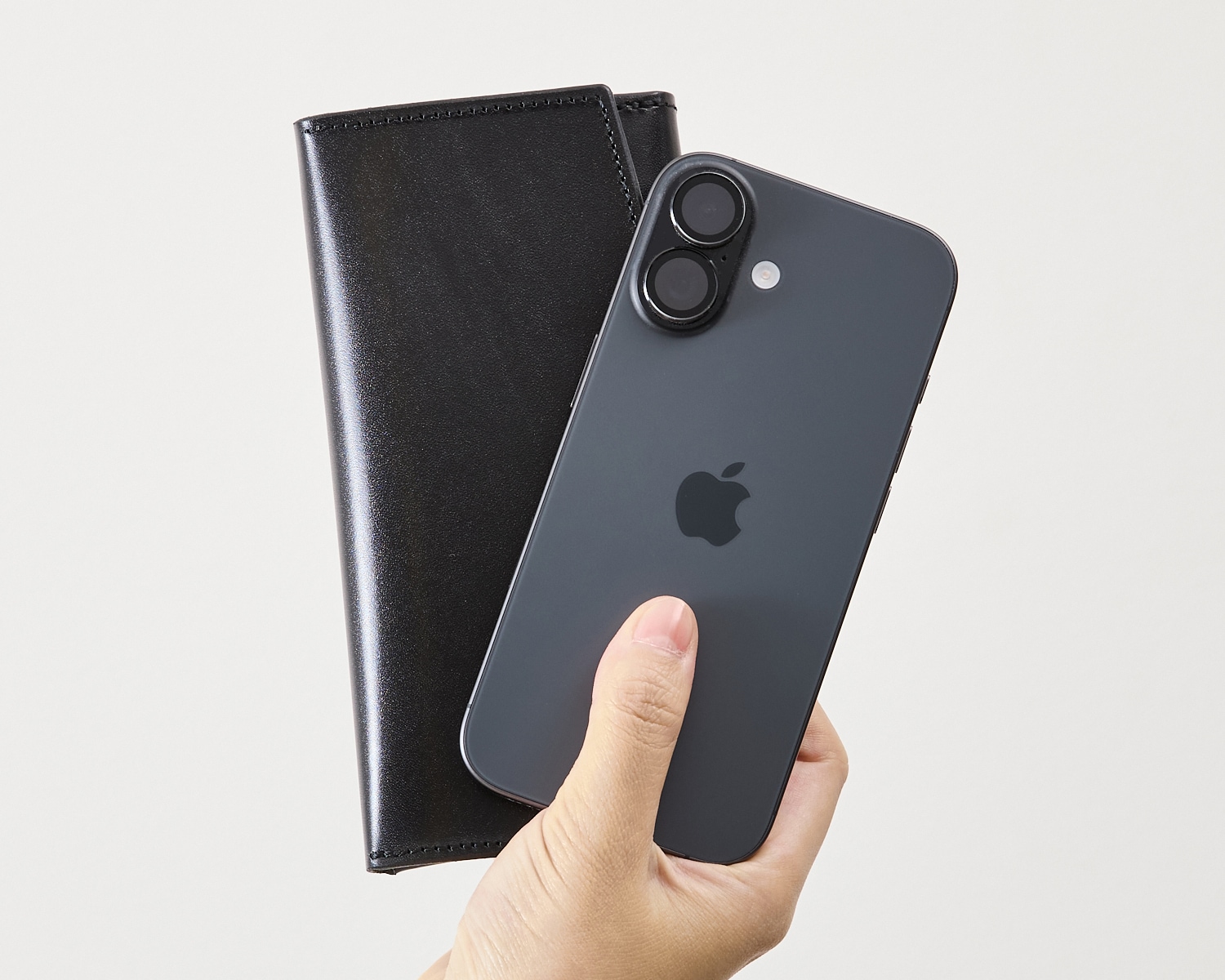 SLIM-008spuとiPhone 17のサイズ比較