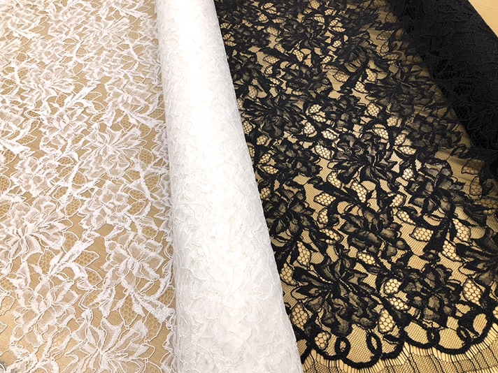 プチポワン　レース装飾の刺繍トレイ　再値下げ致しました‼️ フランスのアンティークプチポワン雑貨、お花の刺繍が美しいトレイ(m