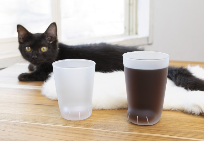 猫足の形をモチーフにしたグラス