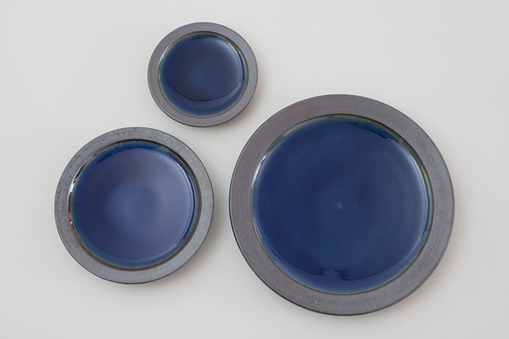 縁鉄砂呉須釉皿 (出西窯)