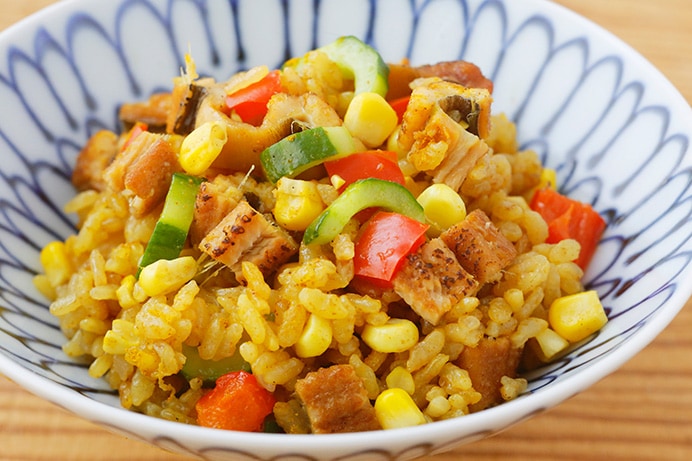 二十四節気の食べごろレシピ「カレー風味の穴子と初夏野菜 炊き込み御飯」